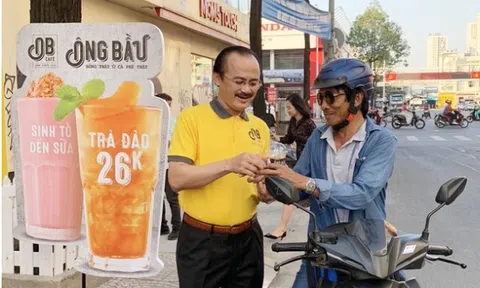 Bầu Thắng đứng bán cà phê giữa lòng Sài Gòn