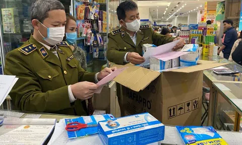 Giám đốc bệnh viện bị tố cáo gom khẩu trang bán giá cao