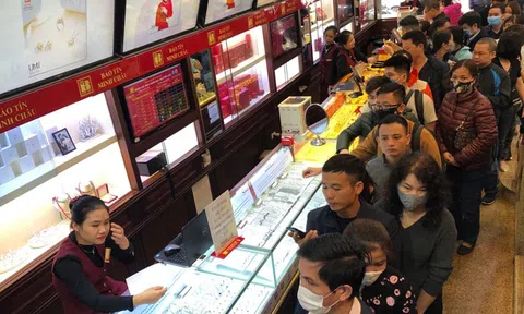 Xếp hàng bán vàng khi giá giảm nhanh