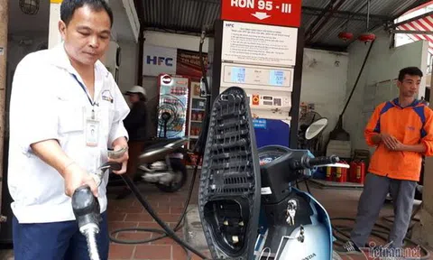 Lao dốc từ đỉnh cao, giá xăng đà xuống 15 ngàn đồng/lít