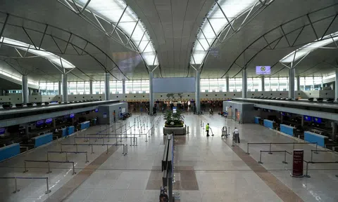 Sân bay Tân Sơn Nhất vắng hoe do dịch Covid-19