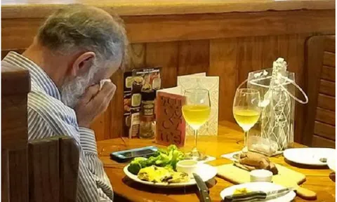 Bức ảnh người đàn ông khóc cùng lời cảnh tỉnh sâu sắc: Thành đạt có ý nghĩa gì khi đối diện với bạn chỉ còn chiếc ghế trống?