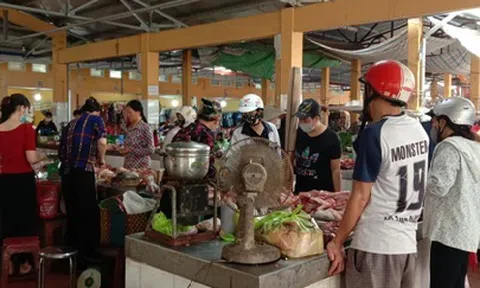 Hiểm hoạ Covid-19 ở những chợ quê tấp nập