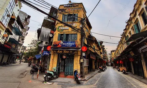 Hà Nội đẹp lạ thường trong ngày đầu thực hiện 'lệnh giới nghiêm'