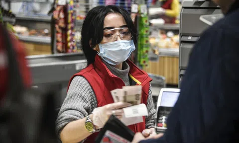 Bao cao su 'cháy hàng' ở Nga, súng đạn đắt như tôm tươi ở Mỹ