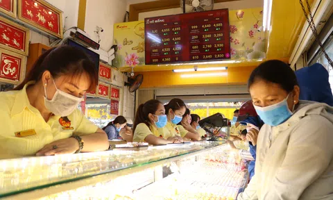 Giá vàng thế giới tăng vọt, nhà đầu tư trong nước bán chốt lời