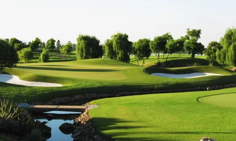 Sân golf Vân Trì bị tạm đóng do Covid-19: Ông chủ là ai mà phí hội viên 3 tỷ, giới hạn 400 hội viên?