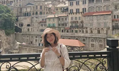 Cô gái được cả khu cách ly chú ý