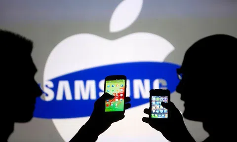 “Cú bắt tay” lịch sử giữa Apple, Samsung nói lên điều gì?