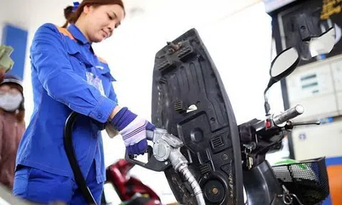 Giá xăng giảm sốc còn hơn 11.000 đồng/lít, thấp nhất 11 năm