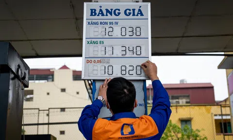 Chủ cây xăng: ‘Xăng mà giảm nữa, tôi lỗ nặng’