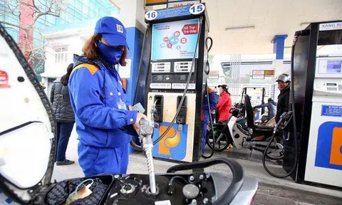 Hôm nay, giá xăng giảm xuống mức 10 ngàn/lít, thấp nhất 13 năm qua