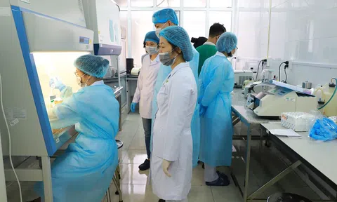 Thiết bị xét nghiệm COVID-19: 'Đóng' hay 'mở', giá bao nhiêu?