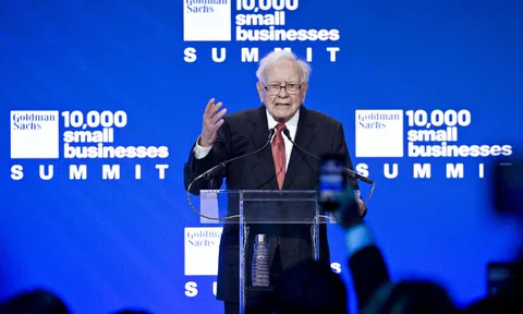 Warren Buffett khư khư ôm tiền mặt, Bill Ackman thoái vốn 1 tỉ USD khỏi Berkshire Hathaway