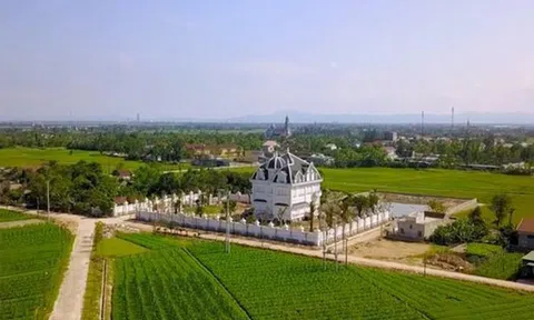 Tòa bạch dinh xa hoa giữa đồng của cụ bà bán rau 80 tuổi ở Hà Tĩnh