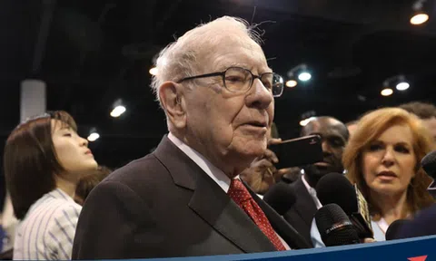 Bán ròng cổ phiếu và nắm giữ khối tiền mặt kỷ lục 137 tỷ USD, tỷ phú Warren Buffett vẫn quyết định không tiêu tiền