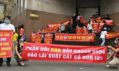 Nhà đầu tư Cocobay Đà Nẵng căng băng rôn, vây hội sở SHB đòi quyền lợi