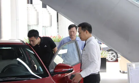 "Ngược đời" mua ô tô: Đặt nhiều tiền cọc nhưng không muốn nhận xe sớm