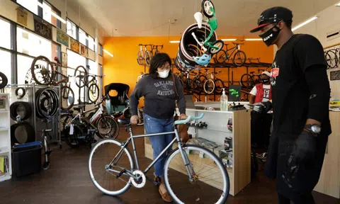 Hết thời tranh giành giấy vệ sinh, người Mỹ đua nhau mua xe đạp