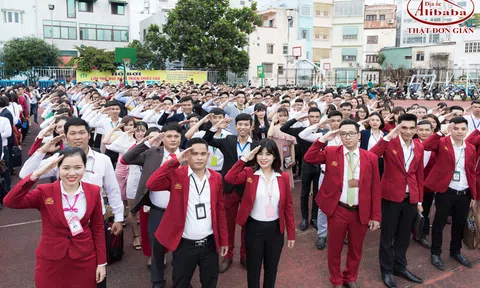 Những bạn trẻ mặc áo vest đi bán đất