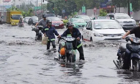 Bí kíp đi xe máy qua vùng ngập nước để không bị chết máy