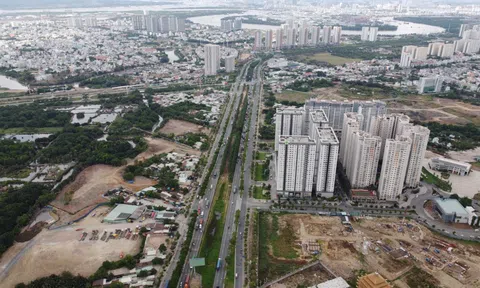 Ngân hàng ồ ạt rao bán BĐS thế chấp: Khi đòn bẩy tài chính là con dao hai lưỡi