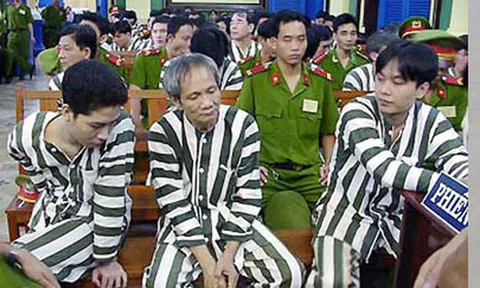 Kỳ 31: “Qua cầu rút ván”, đại gia đình Năm Cam trả giá