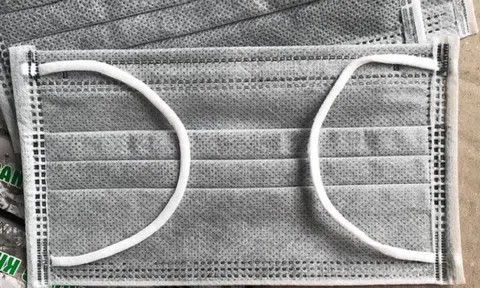 Khẩu trang tụt giá ngang trước dịch, dân buôn bán tháo vẫn ế hàng