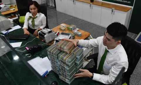 Lãi suất tiết kiệm giảm mạnh, nên gửi tiền vào đâu?