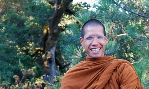 Con trai tỷ phú giàu kếch xù: Xuất gia năm 18 tuổi, vẫn đi xe sang, chuyên cơ