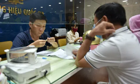 Giá vàng thế giới vượt 1.900 USD, trong nước ai mua vàng hôm qua hôm nay lỗ