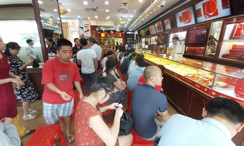 Giá vàng tăng dựng đứng: Xếp hàng chờ mua 15 phút mất gần chục triệu đồng