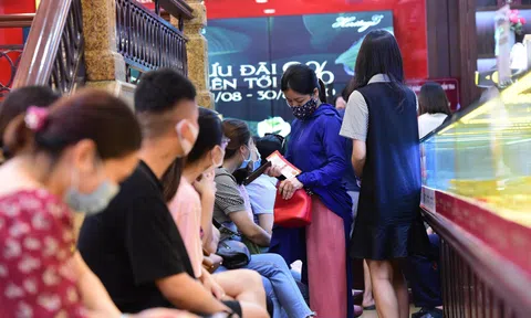 Mang hơn 6 tỷ mua 100 cây vàng ngày giá vàng lên 'cơn điên'