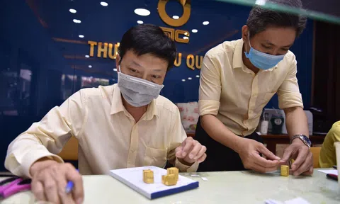 Vàng rớt giá quá nhanh và sốc, công ty lẫn tiệm vàng cạn tiền 'thâu' vô