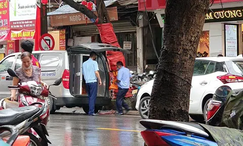 Dân đội mưa đi bán, bảo vệ khệ nệ khiêng chục bao vàng đi cất