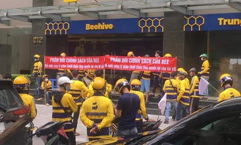 Hàng trăm tài xế beBike vây kín trụ sở đình công phản đối chiết khấu quá cao