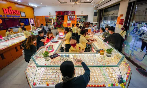 Giá vàng giảm thêm hơn 4 triệu/lượng, bao giờ tăng lại?