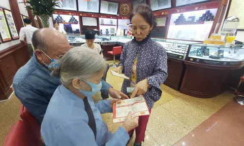 Giá vàng lên đỉnh: Cụ 80 tuổi dốc lương hưu đi mua, lộ mánh nhà vàng ăn lãi