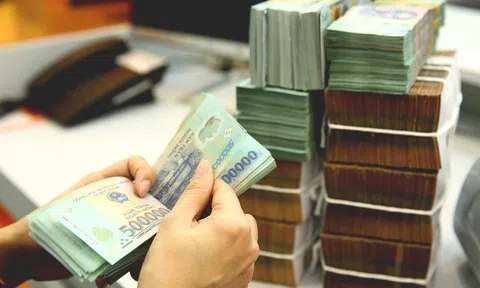 Lãi suất giảm mạnh, có tiền tỷ ngồi nhà vẫn hưởng lợi cao