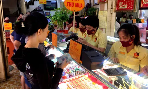 "Bão" giá vàng: Bán cả ô tô Mercedes để... “lướt sóng"!