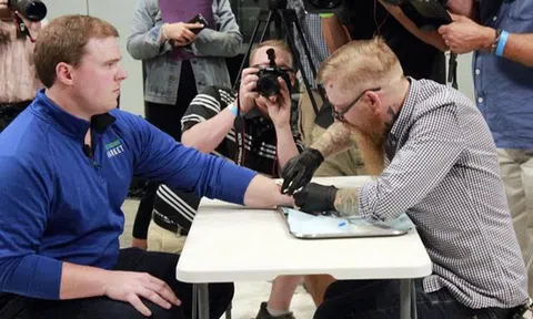 Sợ mất việc, hàng nghìn người chấp nhận cấy chip vào cơ thể