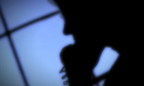 Bị rút sạch 13 tỷ đồng sau khi nghe 1 cuộc điện thoại