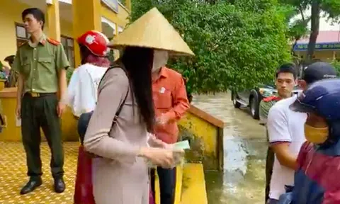 Thủy Tiên dừng phát tiền vì thấy người nhận cứu trợ đeo vàng