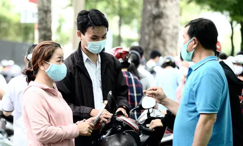 TP.HCM tiếp tục yêu cầu đeo khẩu trang, hạn chế tụ tập đông người