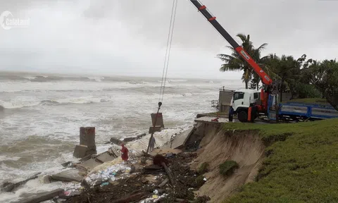Sóng biển ''ngoạm'' sâu hàng ngàn m2 đất vàng, dãy resort trăm tỷ ven biển Hội An đứng trước nguy cơ bị cuốn trôi ra biển