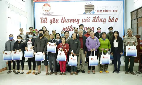 Đoàn Hiệp hội Nước mắm Việt Nam mang Tết yêu thương đến bà con tỉnh Quảng Ngãi