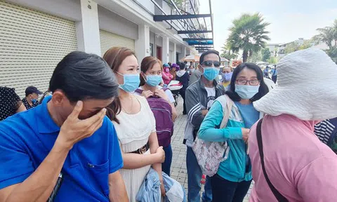 Long An: Khách hàng căng băng rôn bao vây Công ty Bất động sản Trần Anh