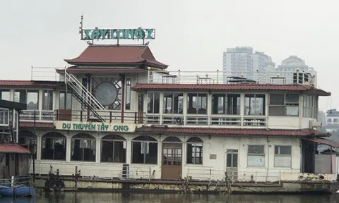 Loạt nhà hàng nổi, du thuyền thành đống sắt vụn hoang tàn trên hồ Tây