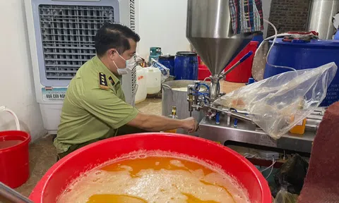 Cận cảnh xưởng sản xuất mỹ phẩm, nước hoa Chanel đựng trong xô chậu