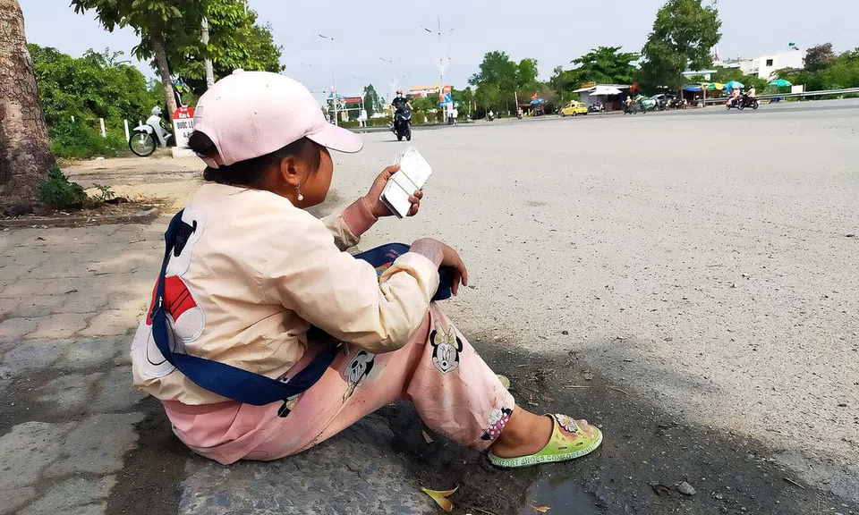 Người bán vé số khổ với 'luật ngầm'